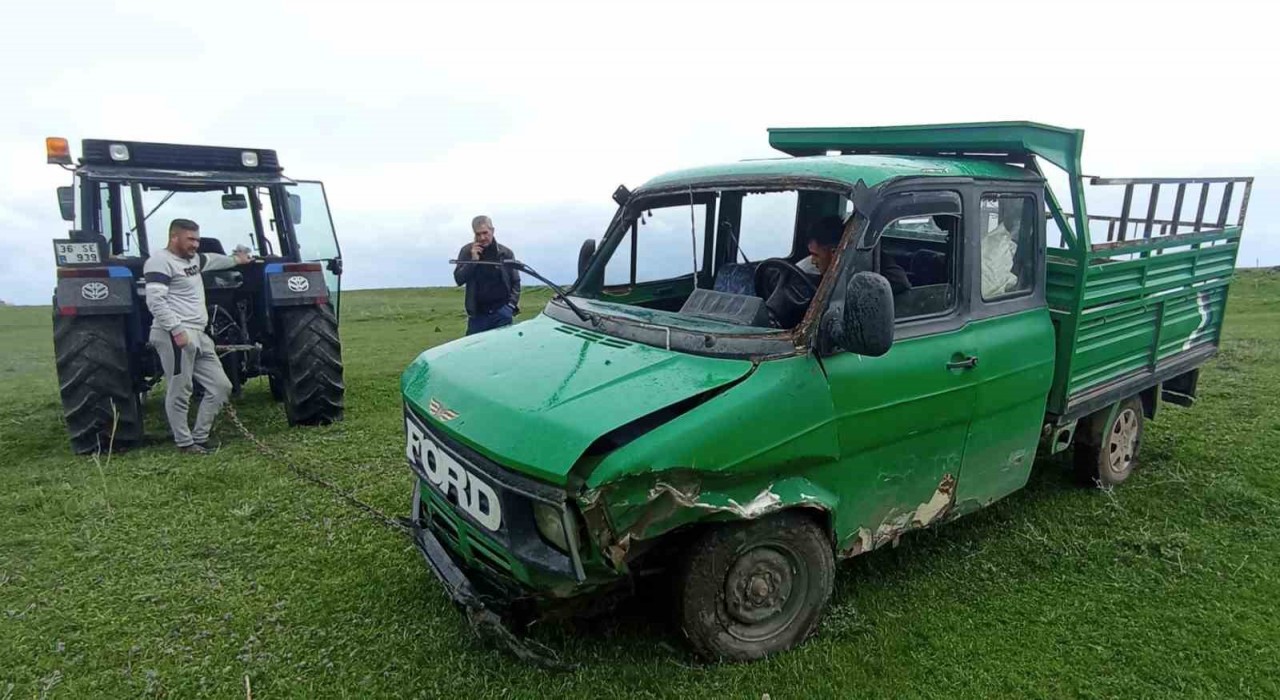 Karsta kamyonet dereye uçtu