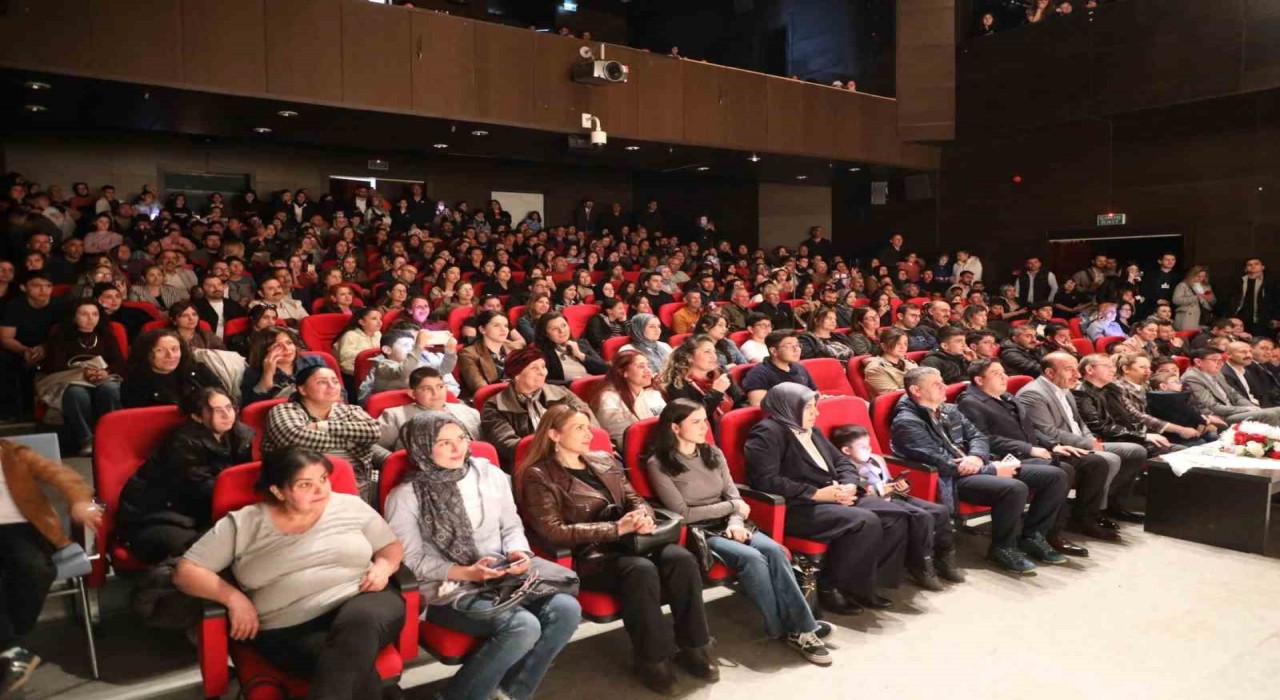 Karsta ‘Otogargara oyununa yoğun ilgi