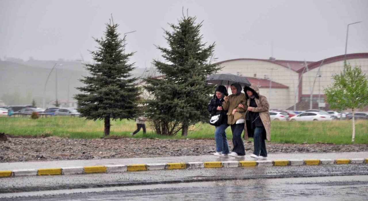 Karsta sağanak yağmur hayatı olumsuz etkiliyor