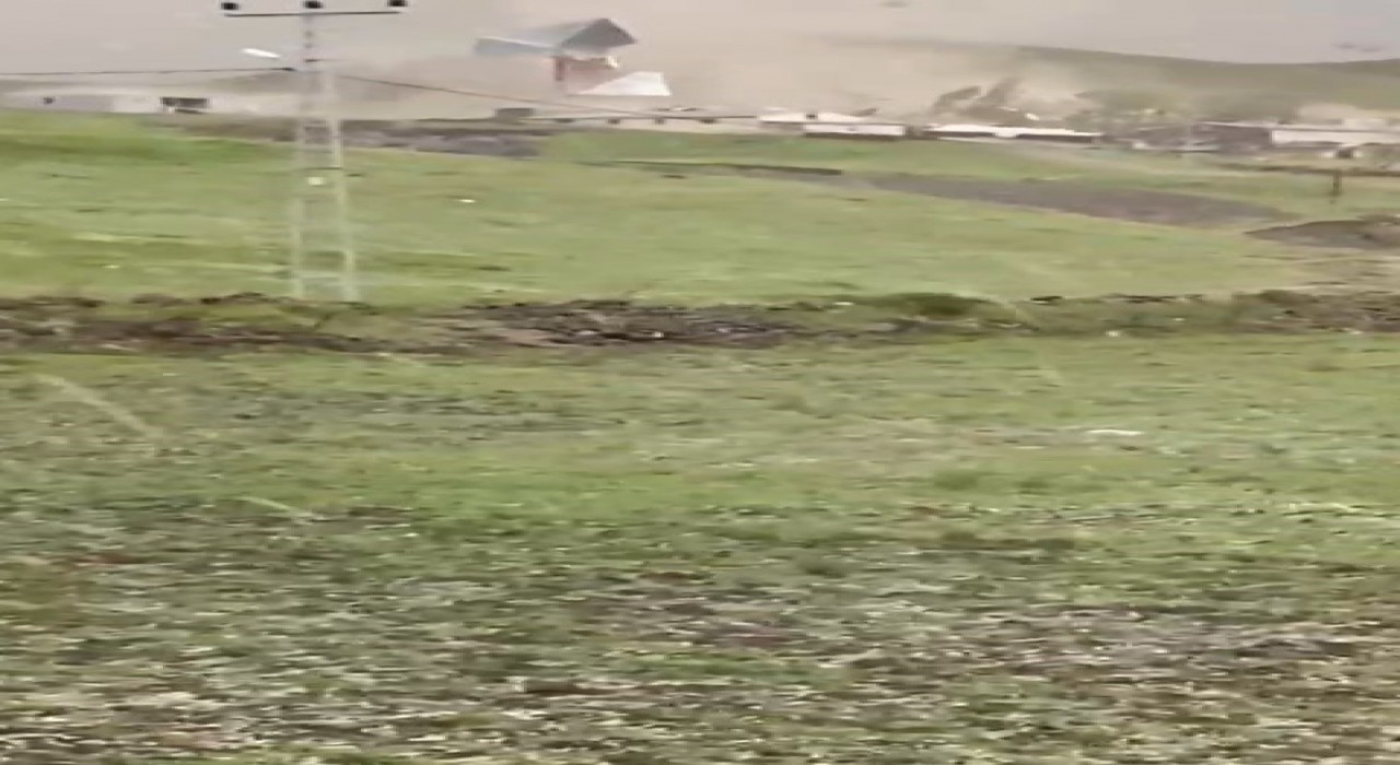 Karsta şiddetli rüzgar çatıları uçurdu: Korku dolu anlar kamerada