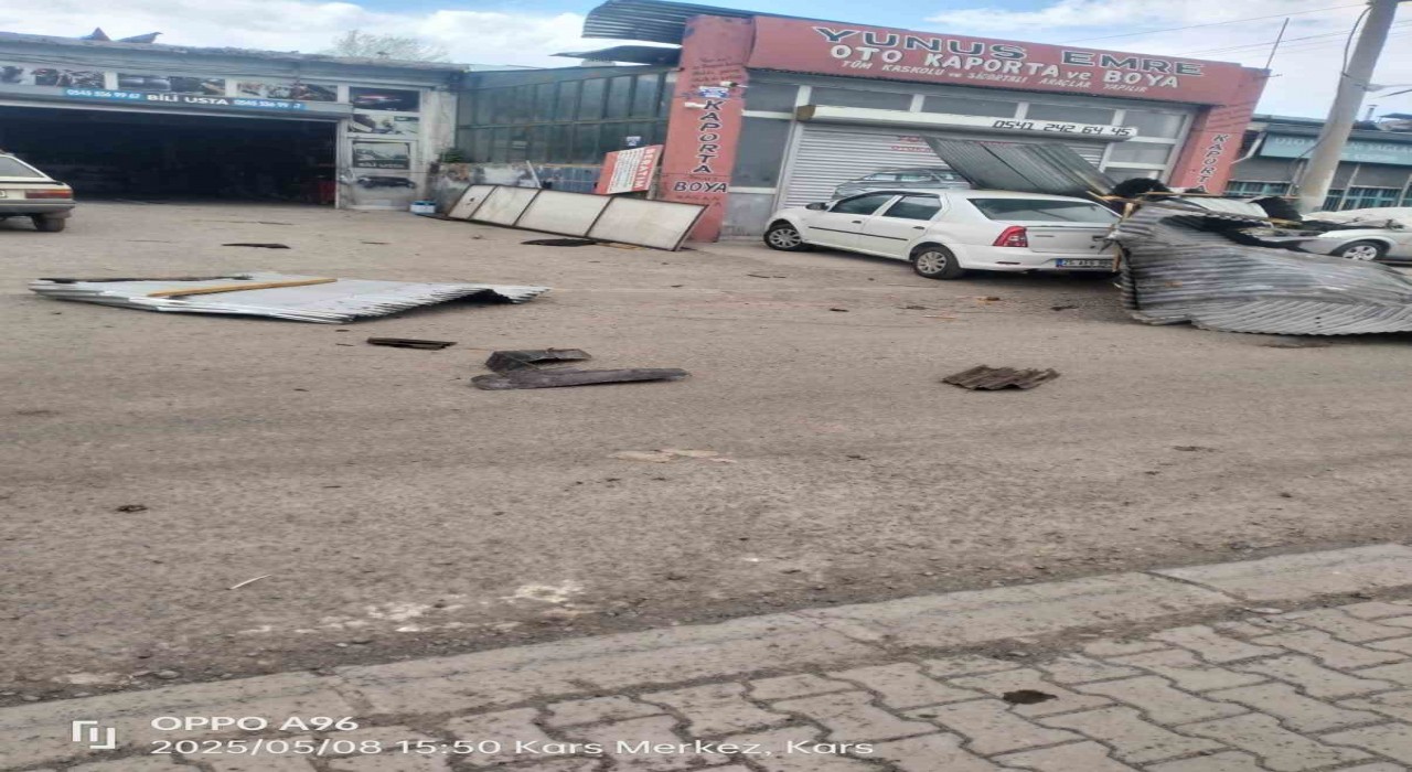 Karsta şiddetli rüzgar iş yerlerinin çatısını uçurdu