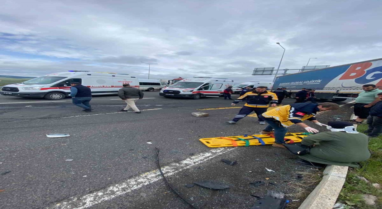 Karsta trafik kazası: 2si ağır 4 yaralı