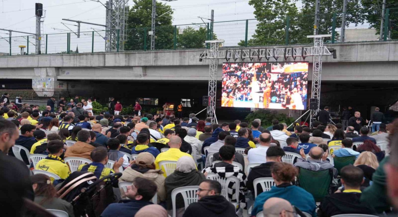 Kartalda Fenerbahçenin Euroleague final maçı dev ekranda izlendi