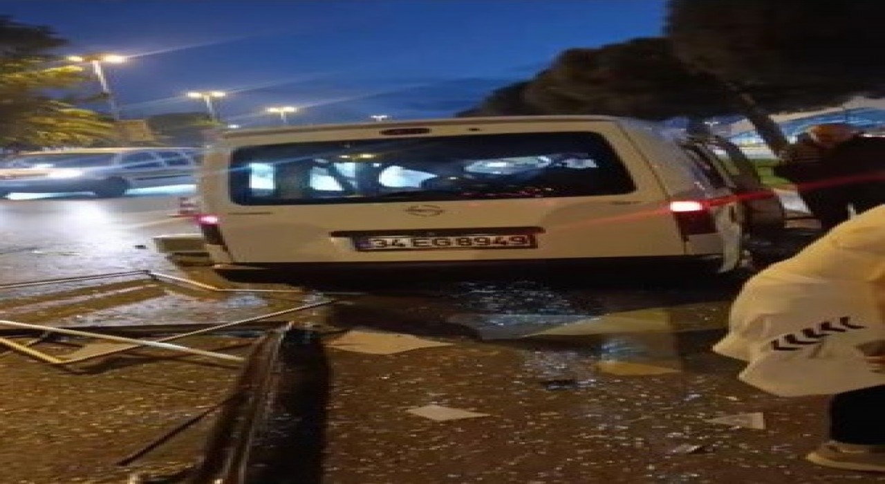 Kartalda reklam panosuna çarpan araç karşı şeride geçti