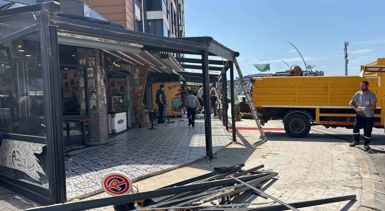 Kartepede ruhsatsız genişletilen iş yerlerine yıkım