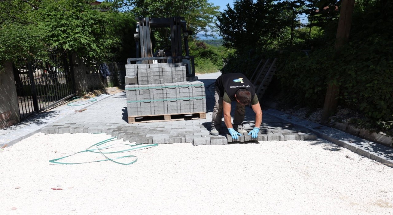 Kartepede sokaklar parke tamiratlarıyla konfor kazanıyor