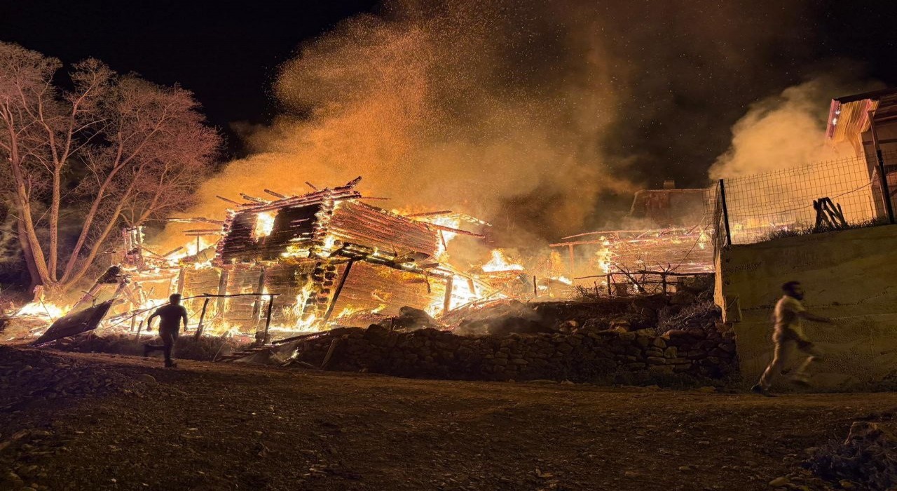 Kastamonuda çıkan yangında ev ve cami yandı