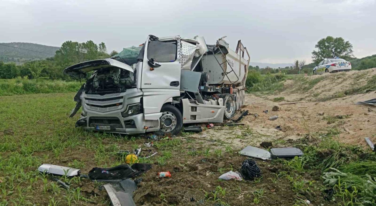 Kastamonuda devrilen hafriyat kamyonunun sürücüsü yaralandı
