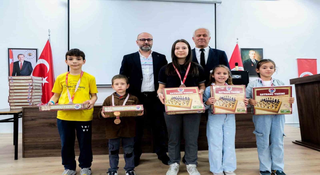 Kastamonuda düzenlenen satranç turnuvasında gençler kıyasıya yarıştı