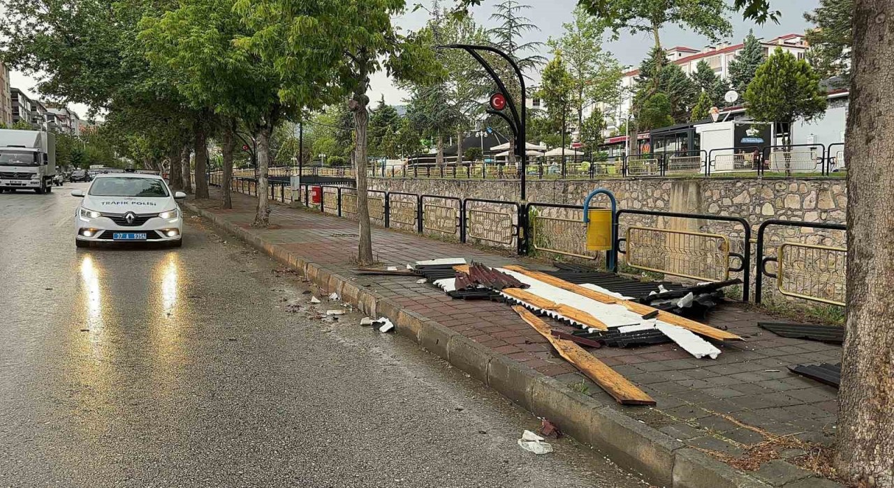 Kastamonuda fırtına, elektrik tellerini kopardı, binanın çatısını uçurdu