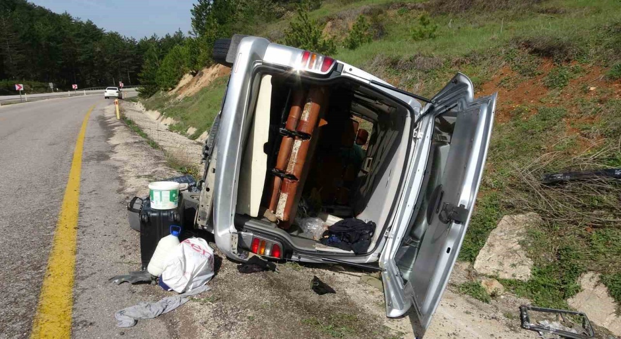 Kastamonuda hafif ticari araç takla attı: 4 yaralı