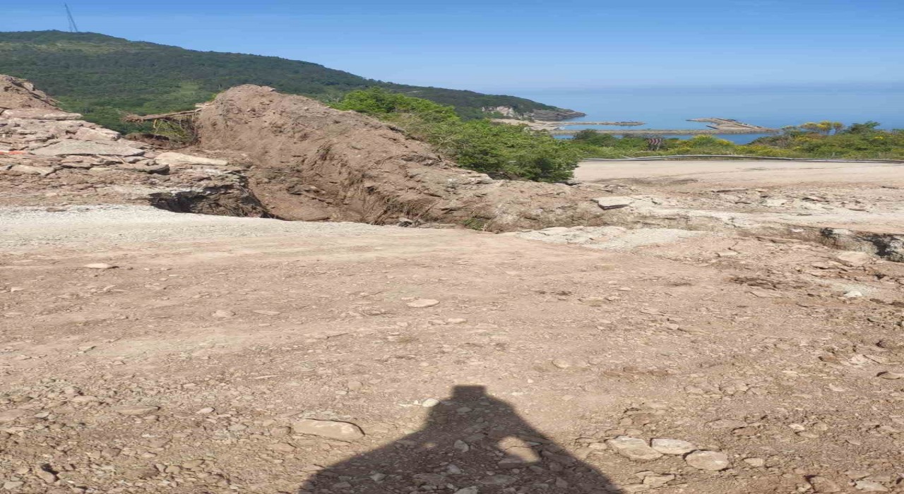 Kastamonuda heyelan sebebiyle yol ulaşıma kapandı