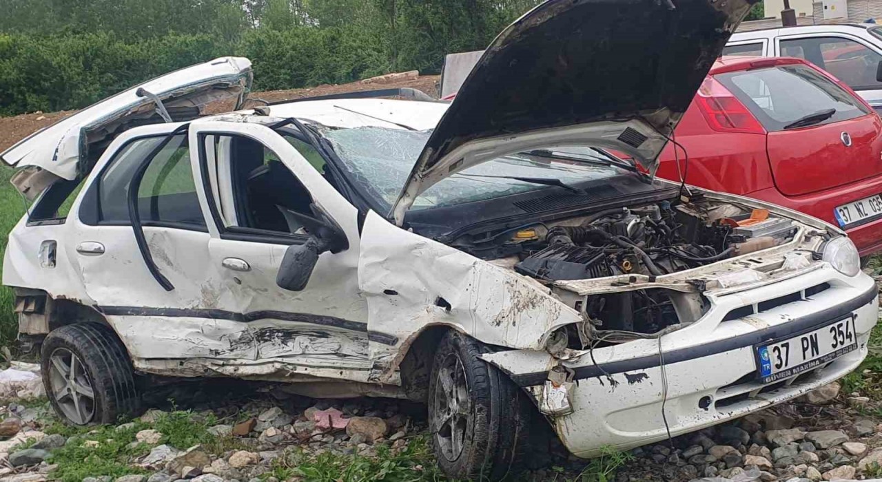 Kastamonuda iki otomobil çarpıştı: 2 yaralı