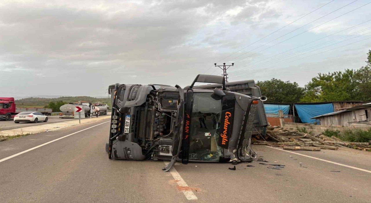 Kastamonuda odun yüklü tır devrildi, sürücü yaralandı