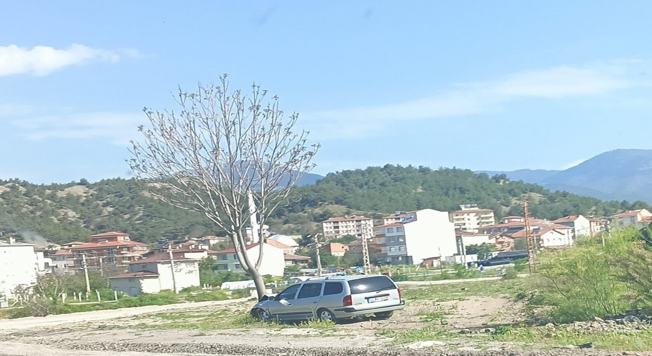 Kastamonuda otomobil ağaca çarptı: 2 yaralı
