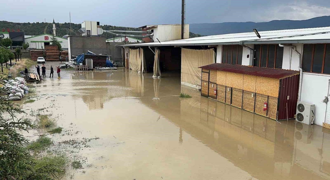 Kastamonuda sağanak yağış nedeniyle fabrikaları su bastı