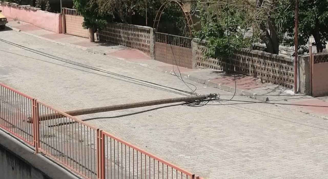 Kastamonuda şiddetli rüzgar nedeniyle ahşap direk devrildi