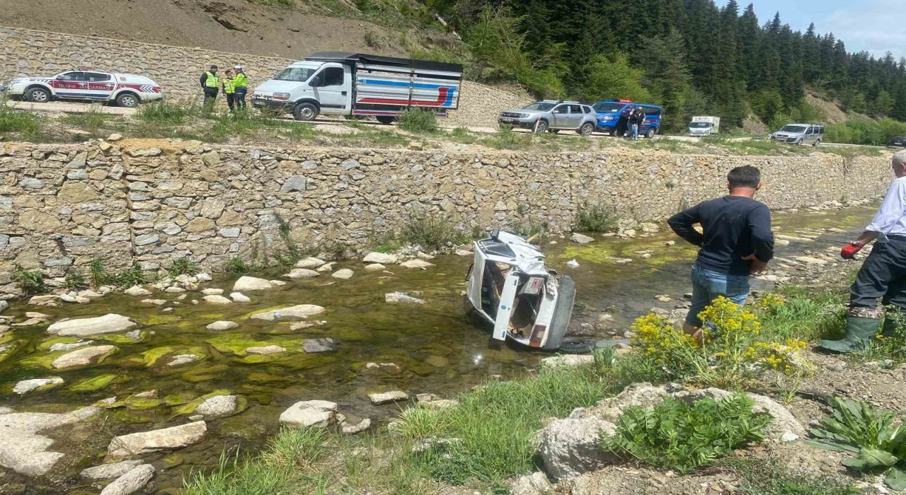 Kastamonuda yoldan çıkan otomobil dereye uçtu: 1 ölü, 1 yaralı