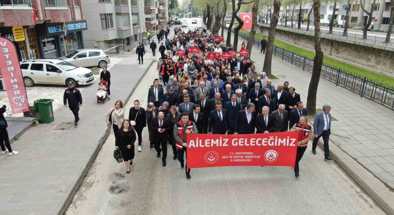 Kastamonuda yüzlerce kişi aile için yürüdü
