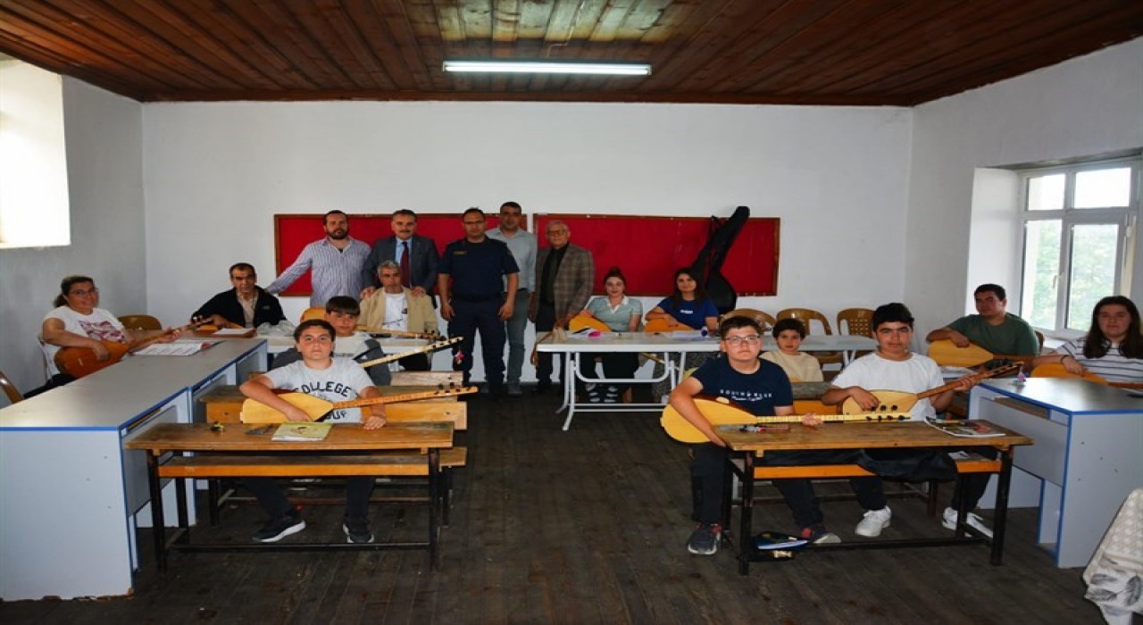 Kaymakam Odabaştan Tahtakuşlarda bağlama kursuna ziyaret