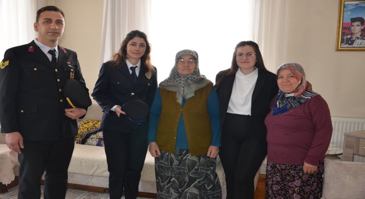 Kaymakam Özdemirden şehit annelerine anlamlı ziyaret