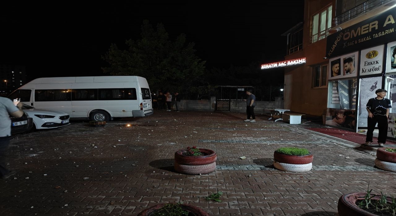 Kayseride apartmanın çatısına yıldırım düştü, park halindeki araçlar zarar gördü