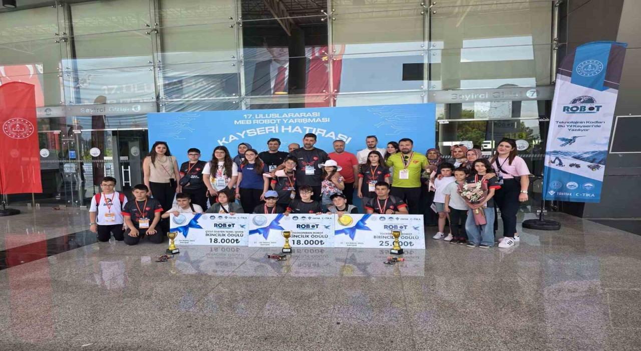 Kayseride düzenlenen Robot Yarışmasına Sivas damga vurdu