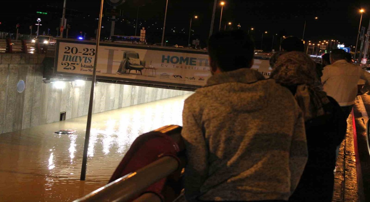Kayseride sağanak hayatı felç etti