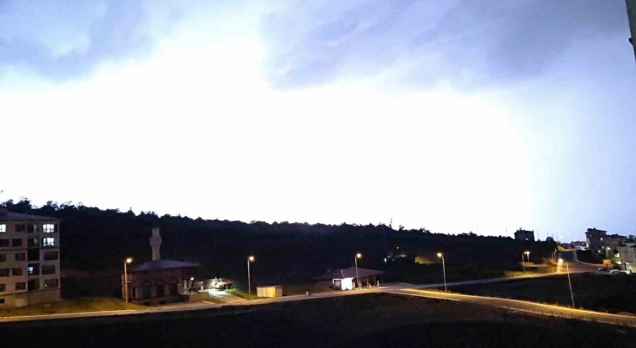 Kayseride şimşekler geceyi aydınlattı