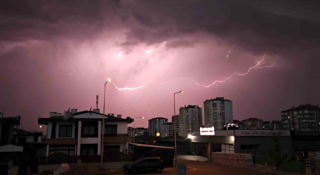 Kayseride şimşekler geceyi aydınlattı