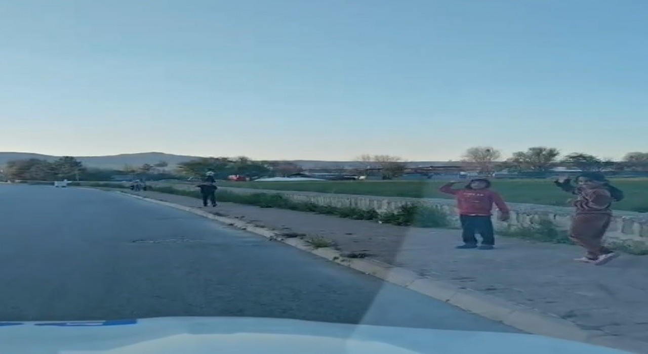 Kayseride yürek ısıtan görüntüler: Polisleri gördüler, selama durdular