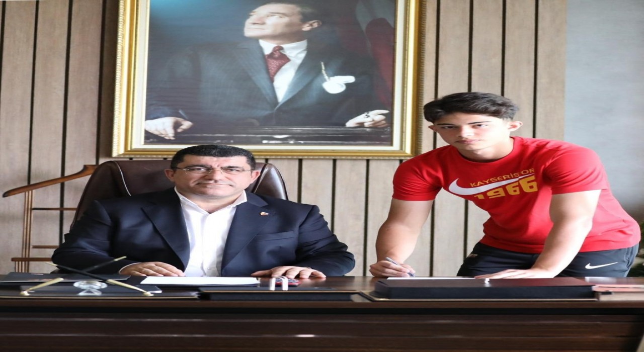 Kayserisporda Kayra profesyonel oldu