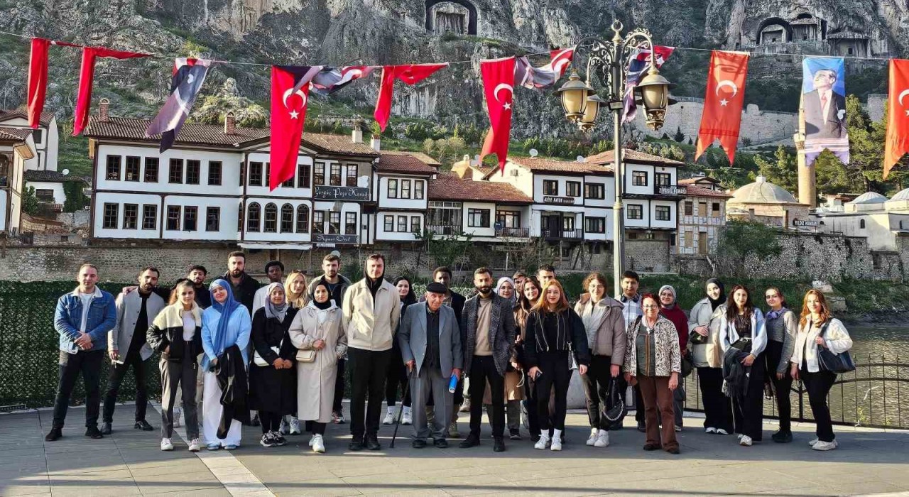 KBÜ Mimarlık öğrencileri Tokat ve Amasyada yapıları yerinde inceledi