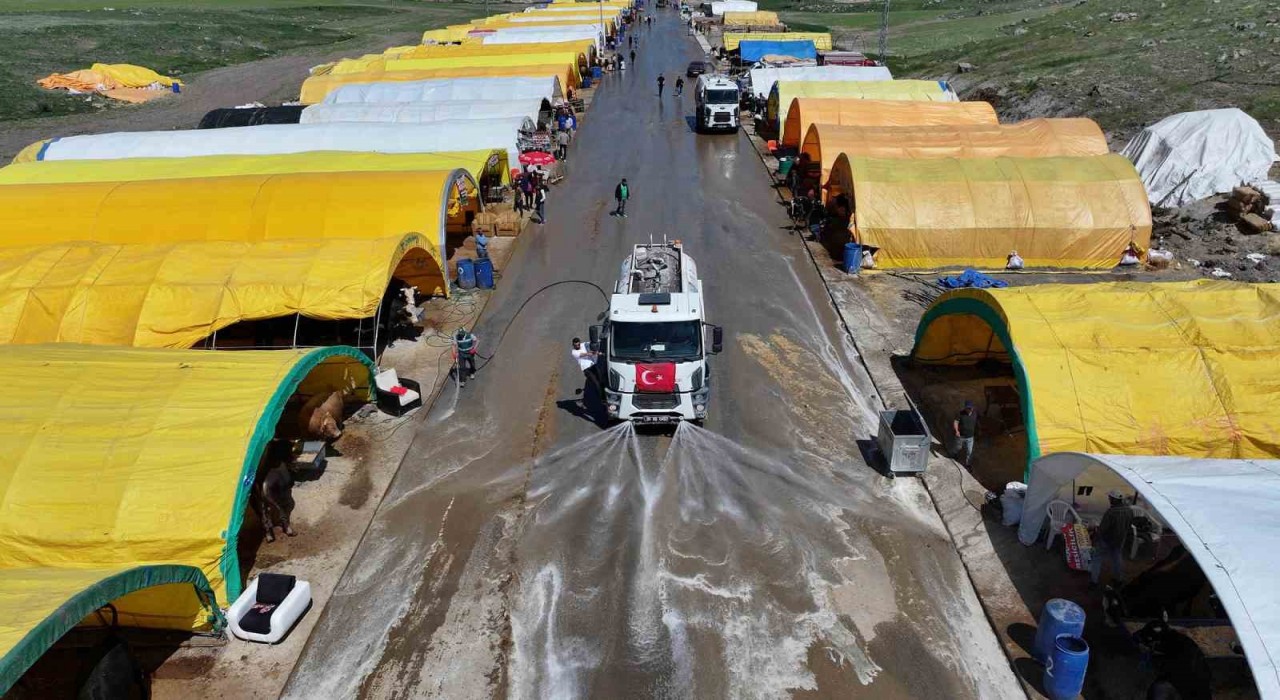 Keçiörende kurban pazarı günlük temizleniyor