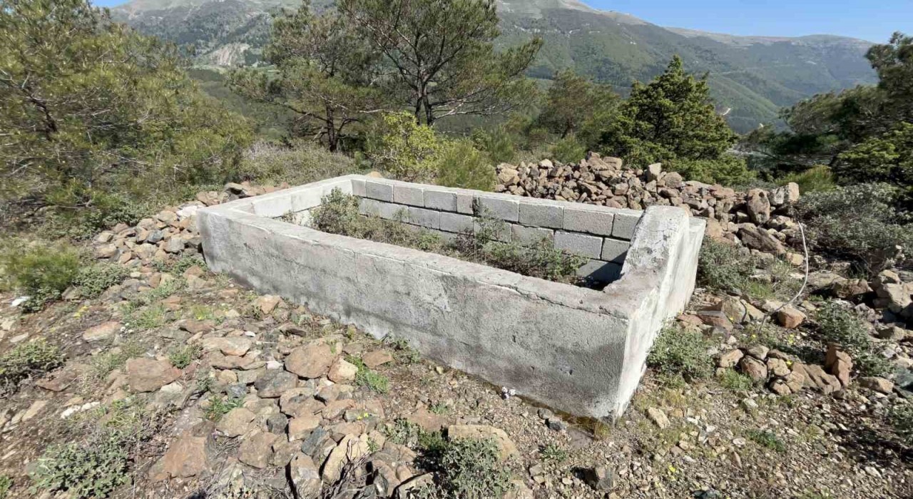 Kentin zirve noktasındaki tek mezar sırrını koruyor