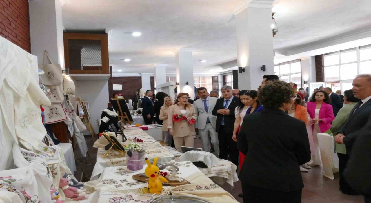 Kilimli Halk Eğitim Merkezi Müdürlüğünden yıl sonu sergisi