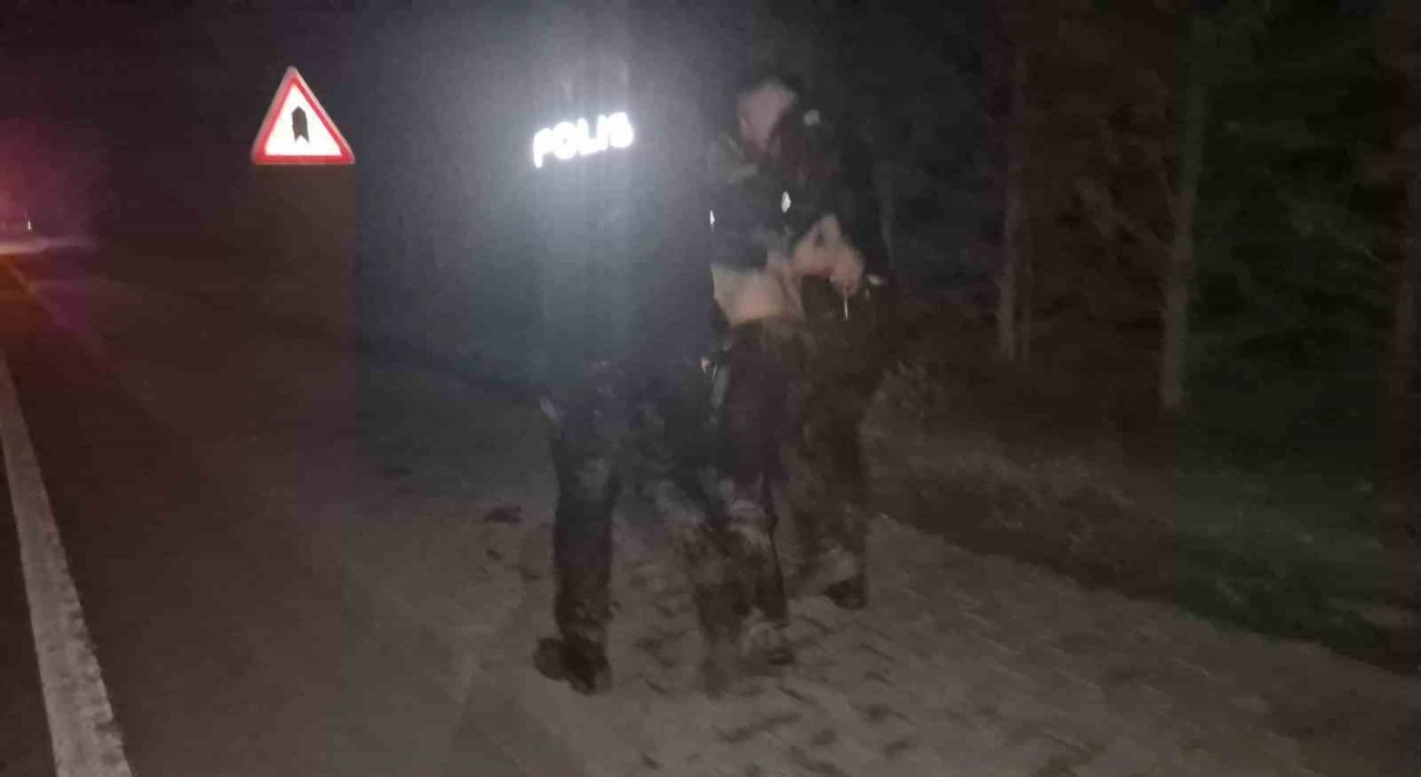 Kimlik kontrolü sırasında kaçtı, peşinden koşan polislerle beraber bataklığa düştü