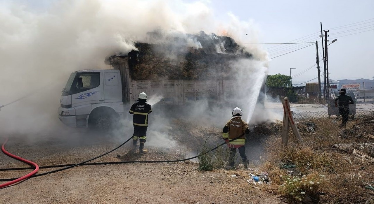 Kırıkhanda saman yüklü tır alevlere teslim oldu