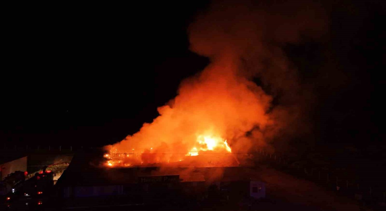 Kırıkkalede dinlenme tesisinin çatısı alev alev yandı