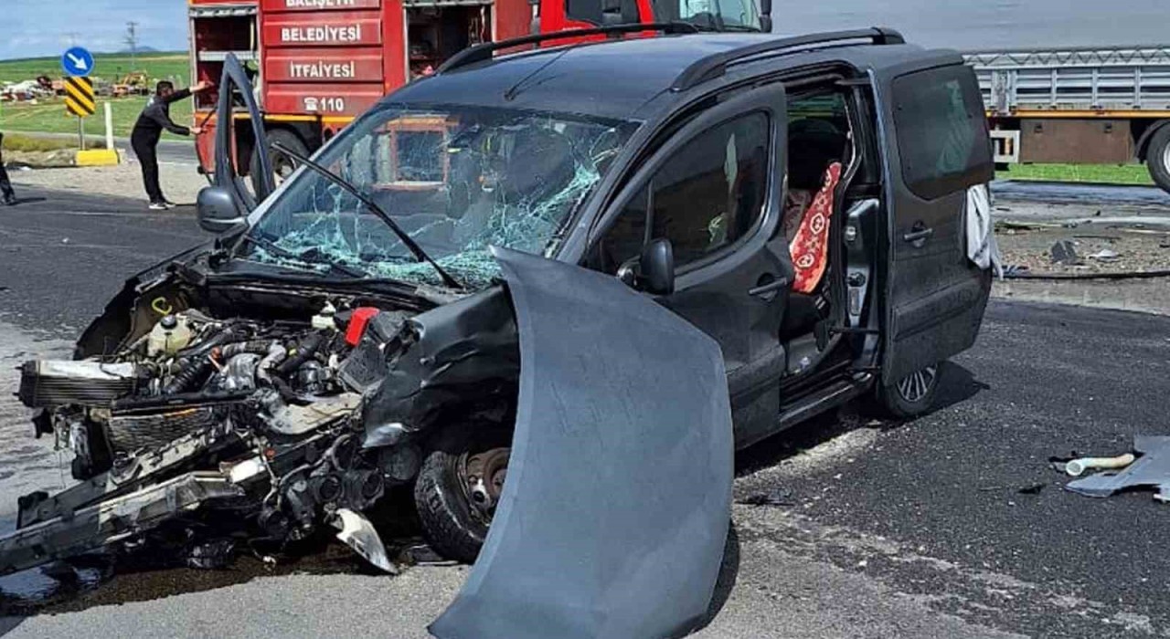Kırıkkalede kamyonet ile otomobil çarpıştı: 3 yaralı