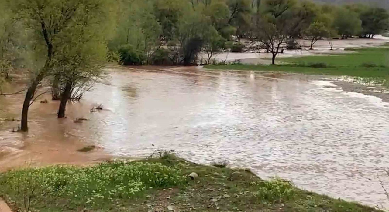 Kırıkkalede kuvvetli sağanak: Dereler taştı, tarım arazileri zarar gördü