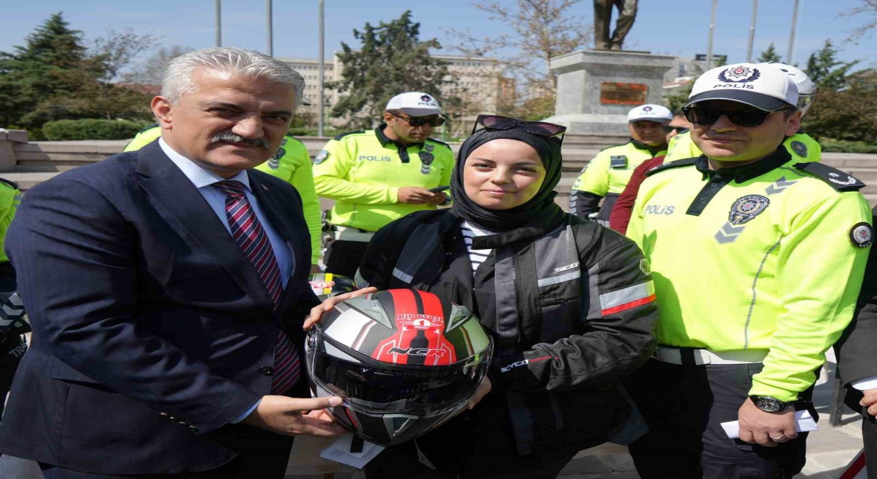 Kırıkkalede motosiklet sürücülerine kask hediye edildi