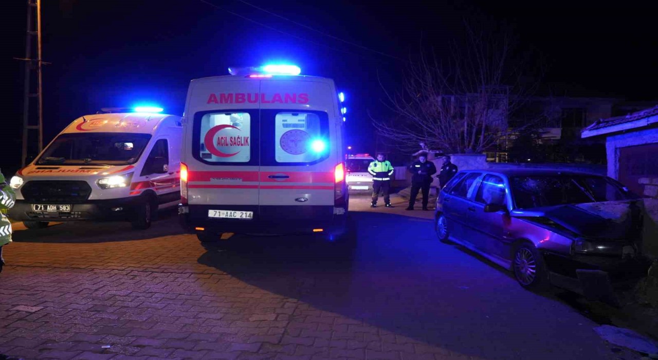 Kırıkkalede otomobil bahçe duvarına çarptı: 3 yaralı