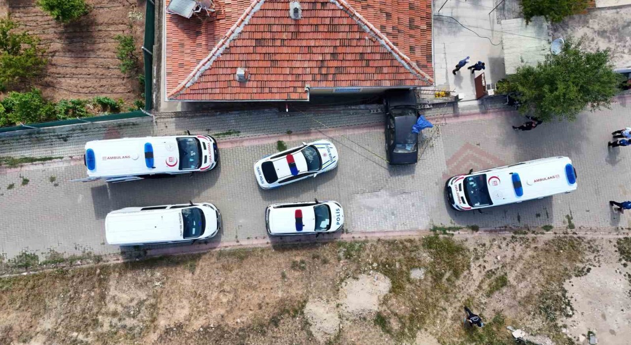 Kırıkkalede otomobil eve çarptı: Kalp krizi geçiren sürücü hayatını kaybetti