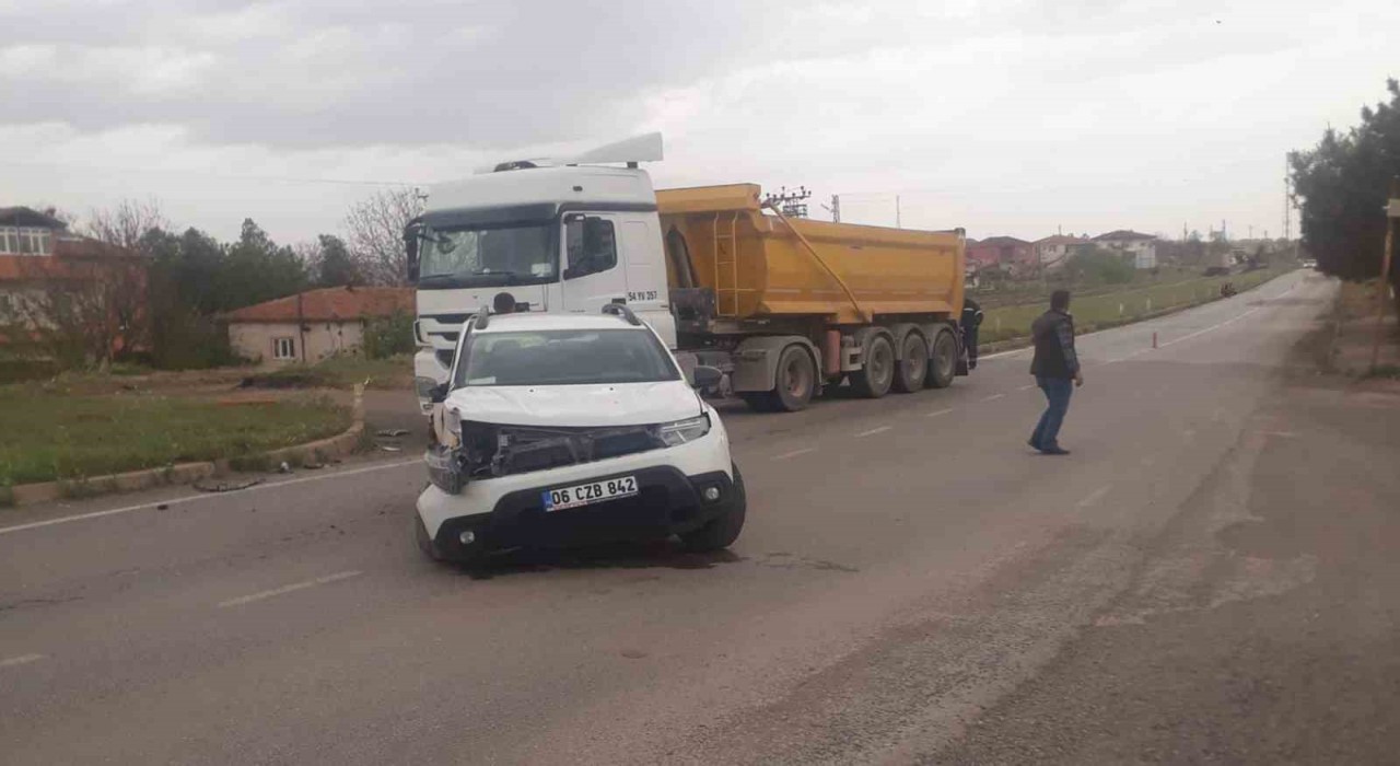 Kırıkkalede otomobil ile hafriyat kamyonu çarpıştı: 1 yaralı