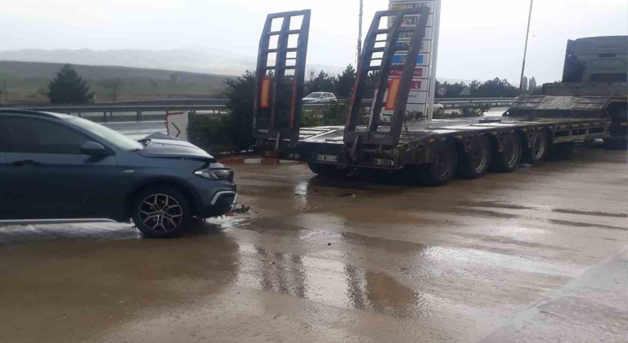 Kırıkkalede otomobil park halindeki çekiciye çarptı: 2 yaralı