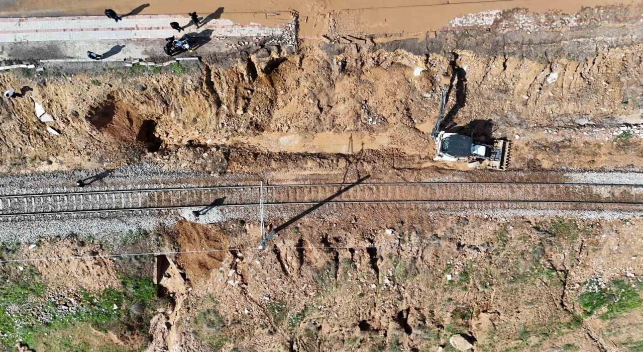 Kırıkkalede sağanak yağış hayatı felç etti: Tren seferleri durdu, ev ve iş yerlerini su bastı