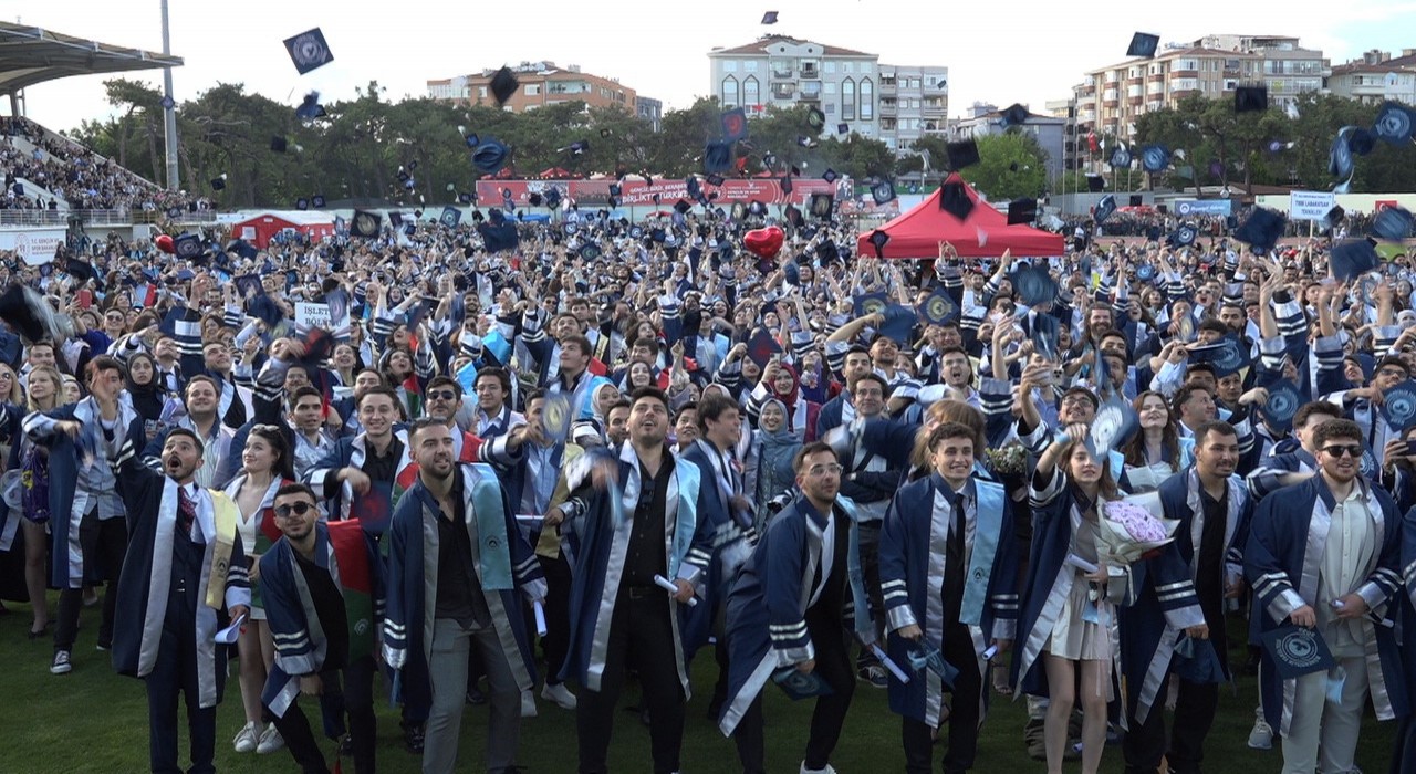 Kırklarelinde 3 bin 335 üniversiteli diploma aldı