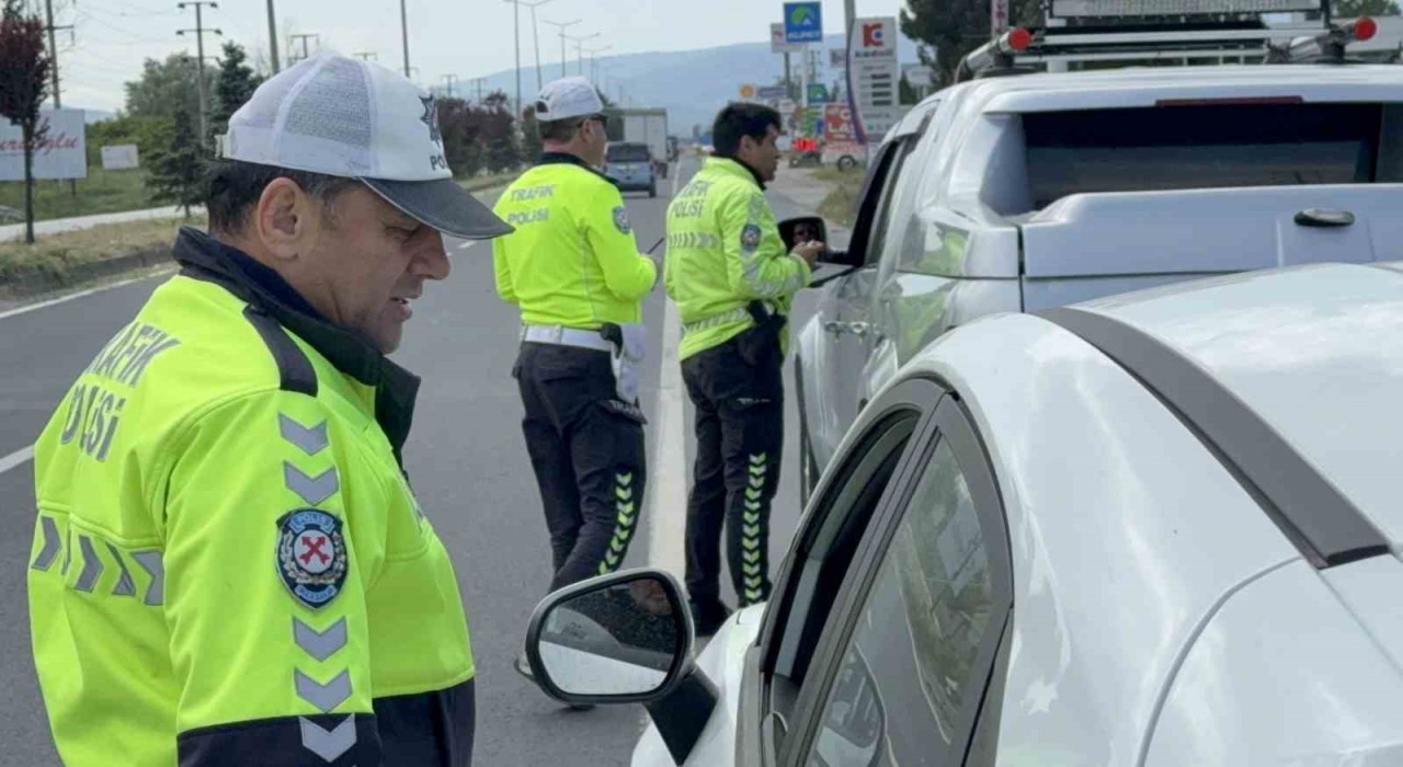 Kırmızı ışıkta geçenler havadan yakalandı