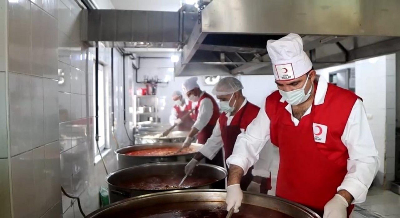 Kızılaydan her gün binlerce aileye sıcak yemek desteği
